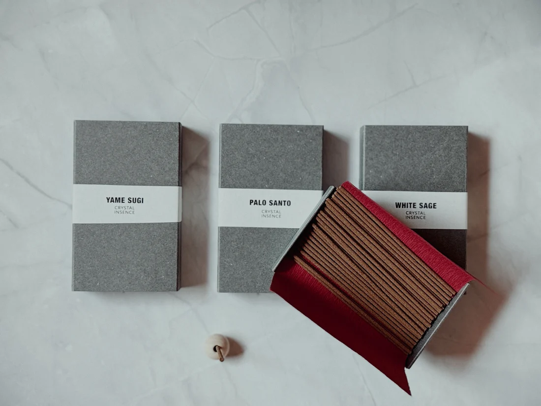 天然お香 CRYSTAL INSENCE のある朝のひととき（イラスト）